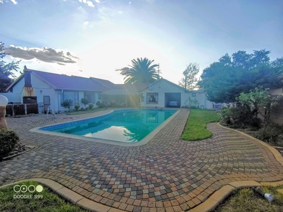 4 Bedroom Property for Sale in Langenhovenpark Free State
